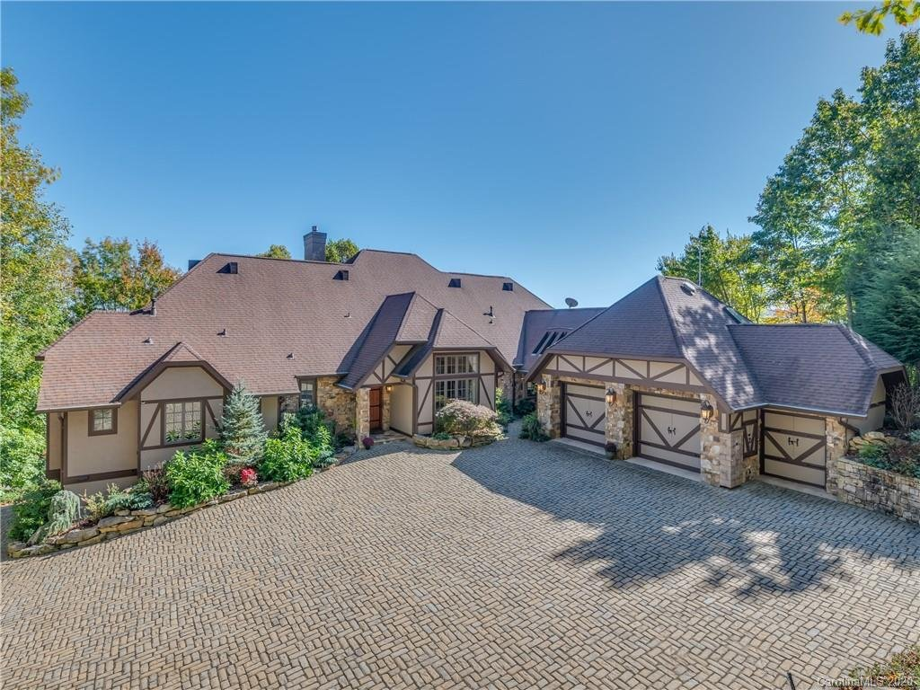 Five Reasons to Buy a Luxury Resale Home in a Private Community